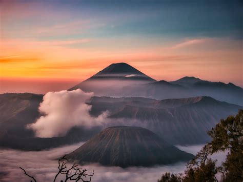 10 Destinasi Wisata Pegunungan Paling Memukau di Indonesia